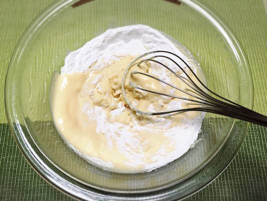 米粉と1を混ぜ、豆乳も加えて混ぜる