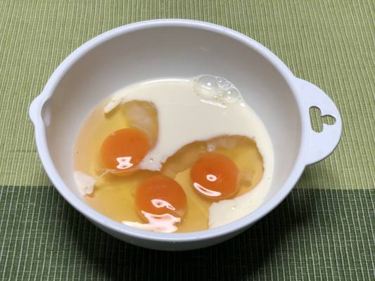 ボウルに卵を割り入れ、豆乳と塩麹を加えてしっかりと混ぜておく。