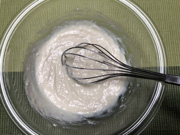 ボウルに絹ごし豆腐を入れ、泡立て器でなめらかなクリーム状になるまでかき混ぜる。