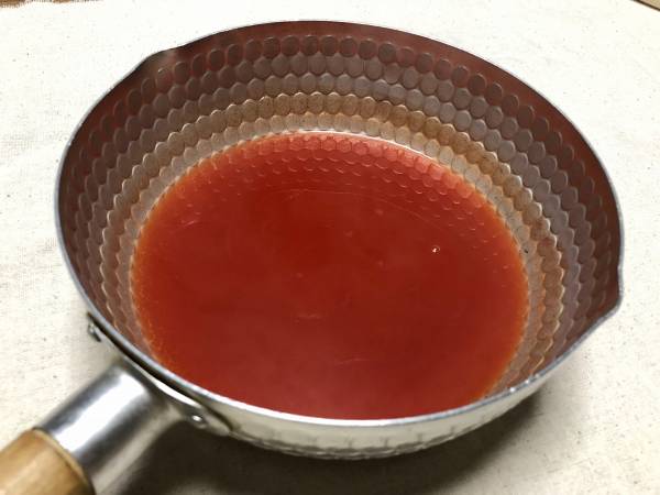 ＜トマトゼリー＞
ゼラチン以外のbの材料を鍋に入れて火にかけ、あたたまったらゼラチンを加えてしっかりと溶かし、粗熱を取る。