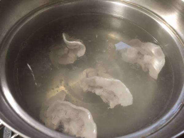 鍋にお湯をたっぷり沸かし、沸騰直前のお湯に豚肉を入れて茹で、火が通ったらザルに上げる。