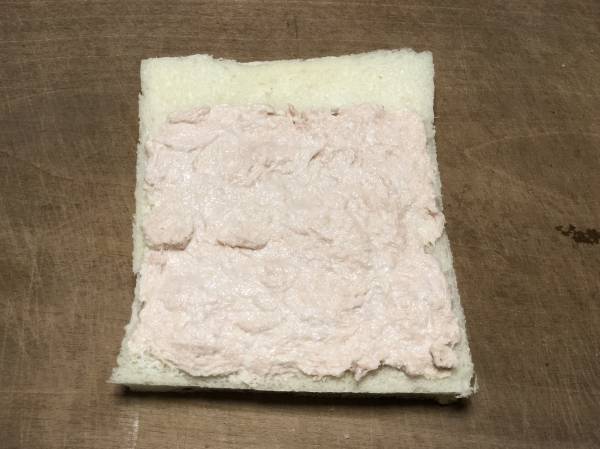 ＜ツナ×カッテージチーズ＞
ツナとカッテージチーズ、塩ひとつまみを混ぜ合わせ、パンに塗る。