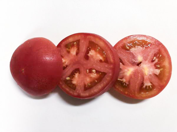 トマトは洗ってヘタをとり、3～4枚にスライスする。
