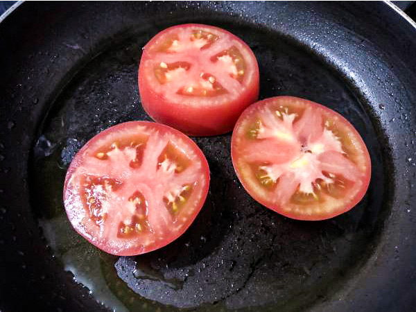 フライパンにオリーブオイルを引き、オイルが温まったら、トマトを並べて両面1分ずつ強めの中火でソテーする。