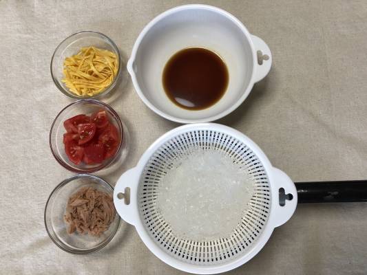 ★をボウルの中で全て混ぜ合わせ、その中に春雨、トマト、薄焼き卵、ツナを加えて混ぜ合わせる。