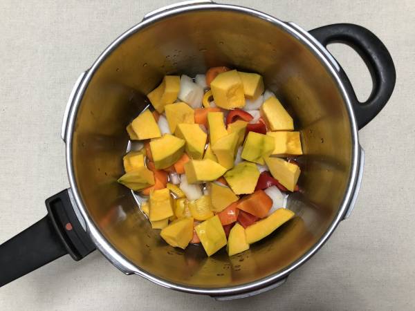 全ての野菜と水を圧力鍋に入れ、高圧で5分加熱し、圧が下がるまで放置する。
