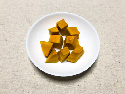 かぼちゃは皮を取り除き、3cm角に切る。耐熱皿に入れ、ラップをして600wのレンジで3分加熱する。