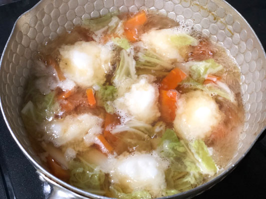 すりおろした長芋を、スプーンで形を整えながらスープに加え、かき回さずに3～4分煮る。長芋に火が通ったら、塩で味を調える。