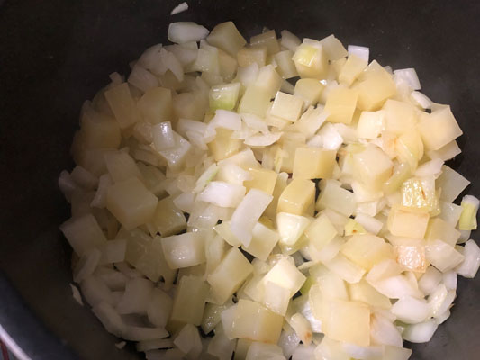 鍋にオリーブオイルを入れ、玉ねぎとじゃがいもを炒める。玉ねぎ、じゃがいもが透き通ってきたら、水100mlを加えて蓋をして、じゃがいもが柔らかくなるまで蒸し煮する。