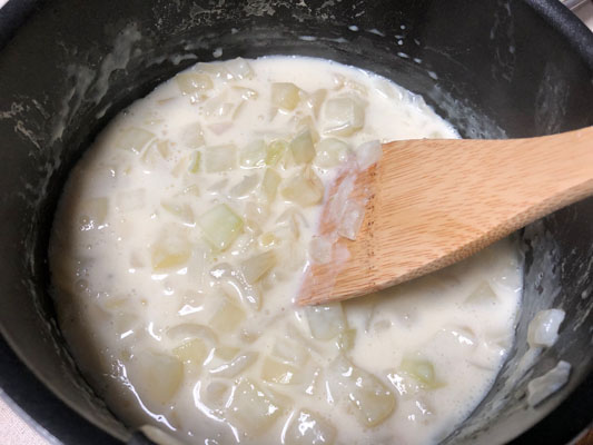 豆乳と米粉をよく混ぜ合わせてから鍋に加え、ゆっくりと混ぜながらとろみを出す。