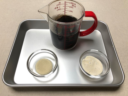 麦茶は通常の半量の水で、コーヒーのような濃い色になるまで煮出す。