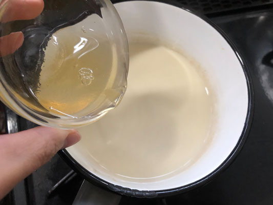 鍋に調整豆乳と甘酒を加えて弱火で温め、人肌くらいまで温まったら1を加え、しっかりと混ぜる。