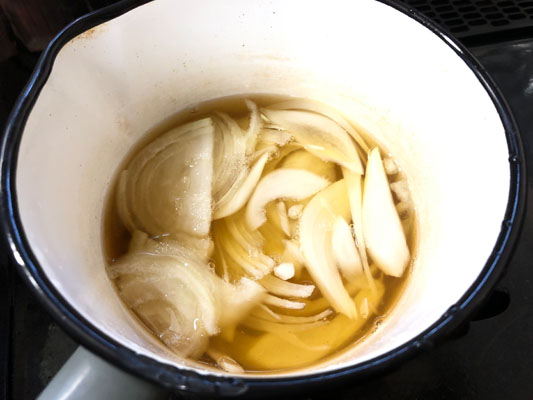 鍋に水とコンソメを入れ、沸騰したら玉ねぎを加えて煮る。