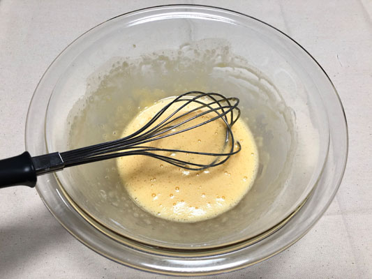 生地を蒸している間に、豆乳カスタードの材料を全てボウルに入れ、泡立て器でしっかりと混ぜ合わせたら、ラップをせずに電子レンジ500wで2分加熱する。