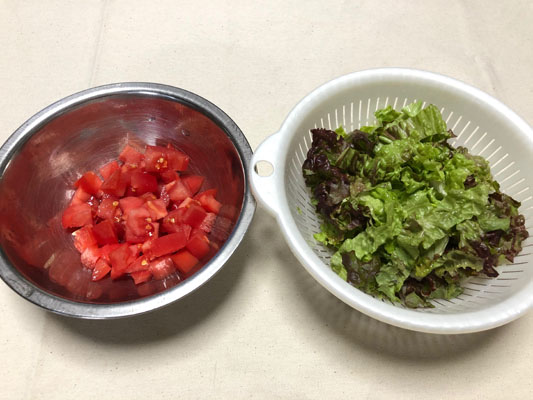 トマトは角切り、レタスは１cm程度の細切りにする。