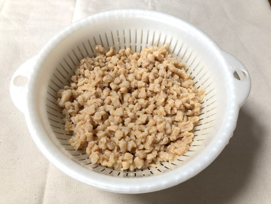大豆ミートは生姜のスライスと一緒にたっぷりのお湯で４分茹で、流水で洗い、水分をよく絞る。