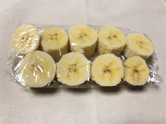 バナナは一口大に切ってラップに包み、冷凍する。