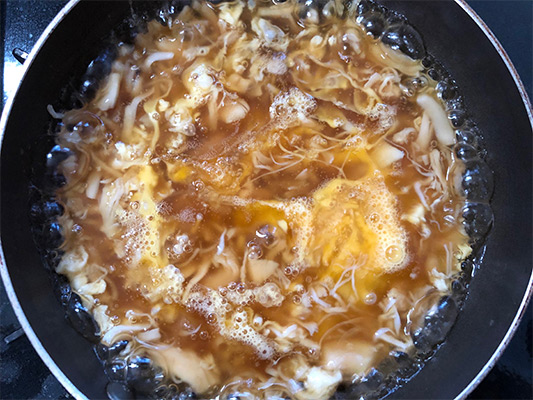 2にaをあわせた水溶き片栗粉を加え、とろみが付いたら卵を溶き入れ、火を止める。