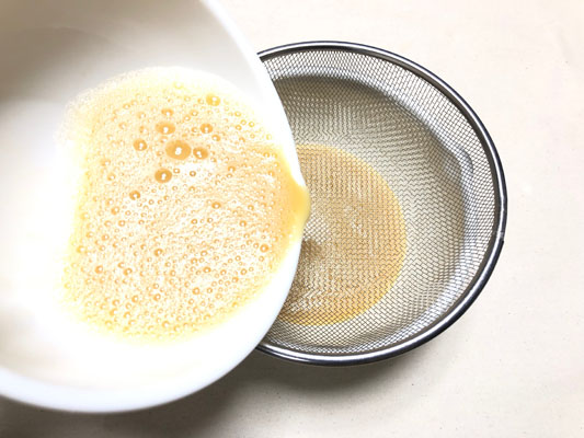 卵を溶き、だし汁、醤油、みりんを加えて卵液を作り、ザルで漉す。