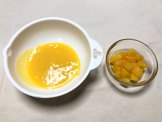 黄桃缶詰は半分をミキサーにかけてピューレに、もう半分は1cm角に切る。