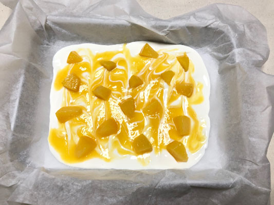 3に桃のピューレをマーブル状に広げ、角切りの桃を散らし、冷凍庫で3時間以上冷やし固める。